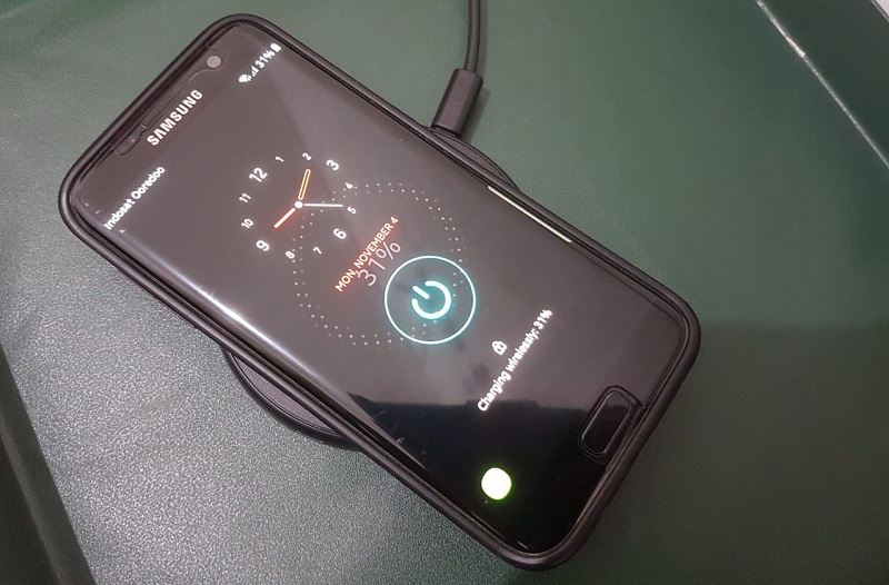 Choetech T526S, charger nirkabel yang cocok di kantor